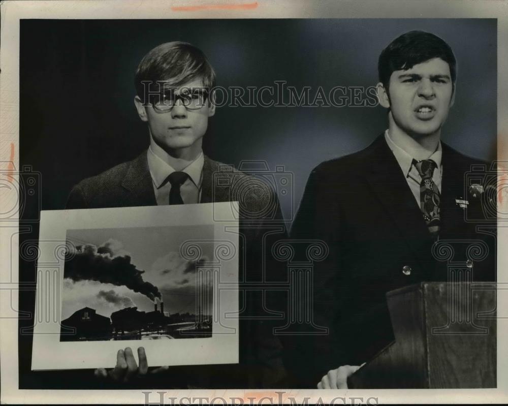 1970 Press Photo John Pavelko & John Matejkovic bring photos and petition - Historic Images