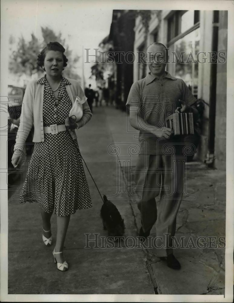 1940 Press Photo Mr and Mrs. Nicholas Holmsen at Worth Ave. in Palm Beach Fla - Historic Images