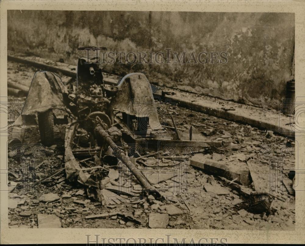 1939 Press Photo Car blown up by bomb in Braiislava Slovakia - nee94549 - Historic Images