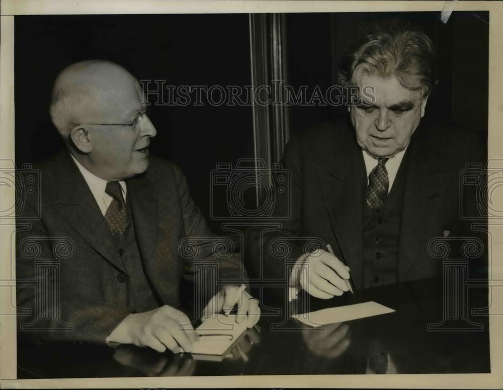 1945 Press Photo Maj WW Inglis & John Lewis President United Mine Workers Union - Historic Images