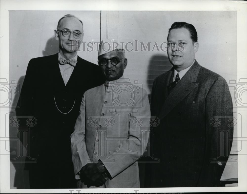 1970 Press Photo Amrithel Sheth With Two Other Men - nee96926 - Historic Images