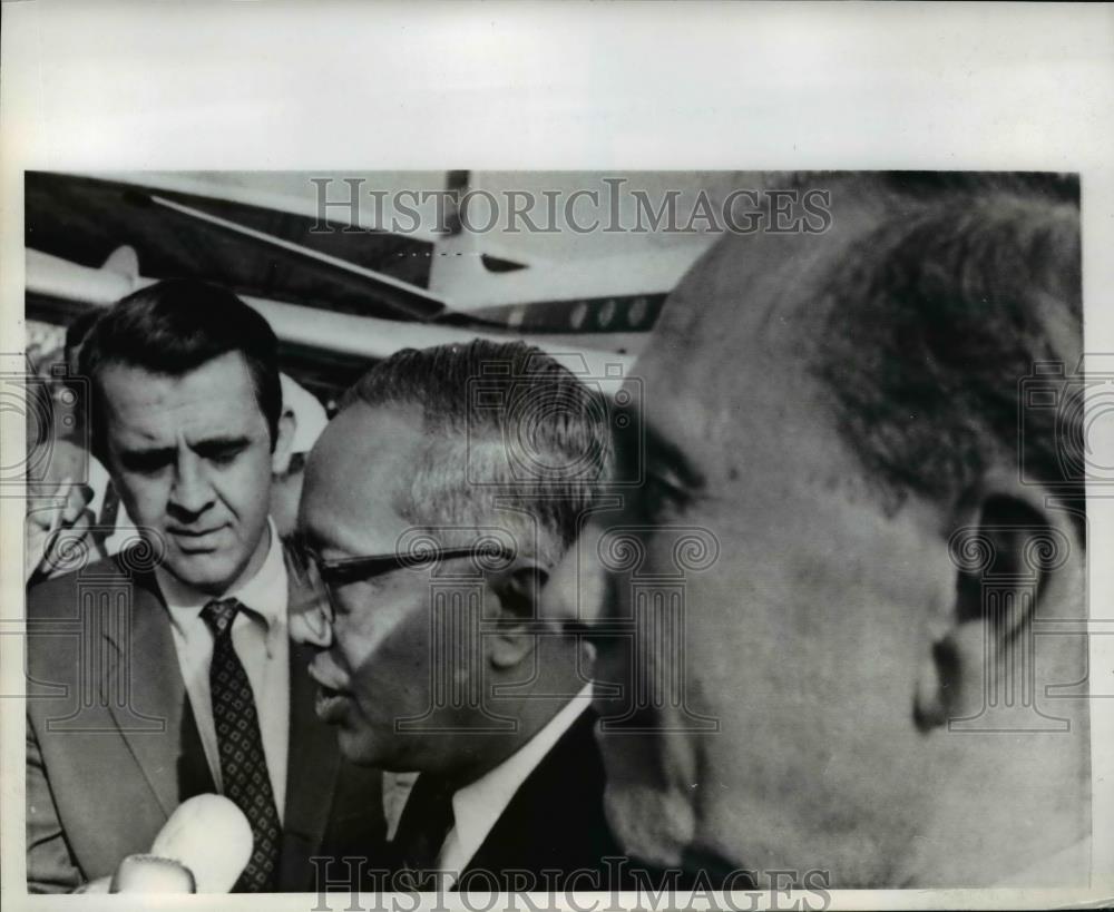 1966 Press Photo UN Secretary General U Thant talks with reporters - nef01659 - Historic Images