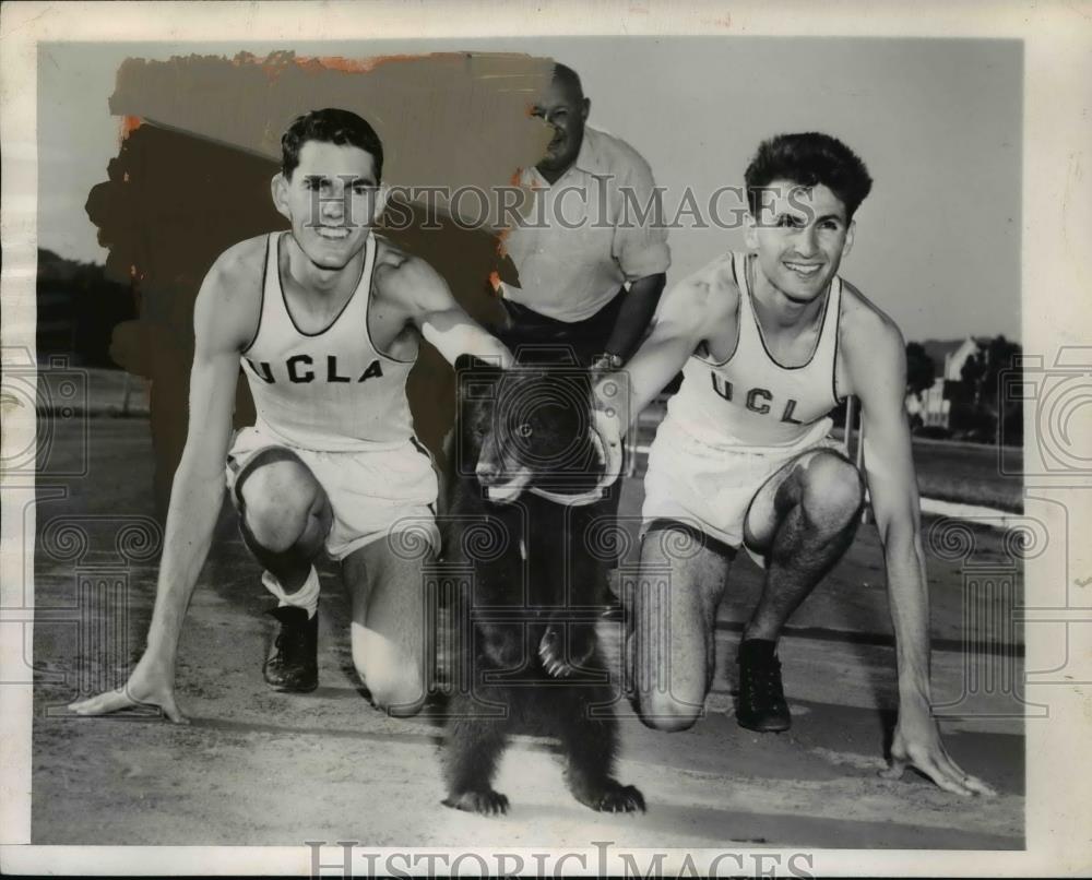 1946 Press Photo UCLA track stars Ralph Gold, Craig Dixon with bruin mascot - Historic Images