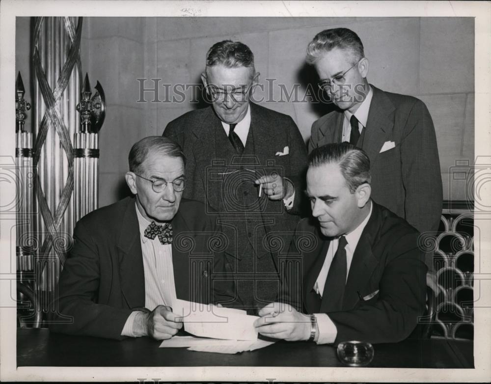 1945 Press Photo Government Officials Conducting A Meeting InWashington - Historic Images