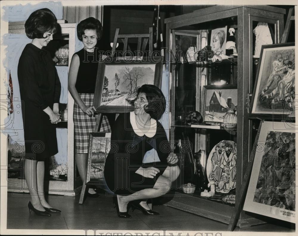 1965 Press Photo Margaret Mondock Susan De Noeuver Nancy Klaehn attend exhibit - Historic Images