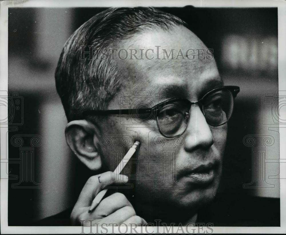 1968 Press Photo UN Secretary General U Thant presses pencil to his cheek - Historic Images