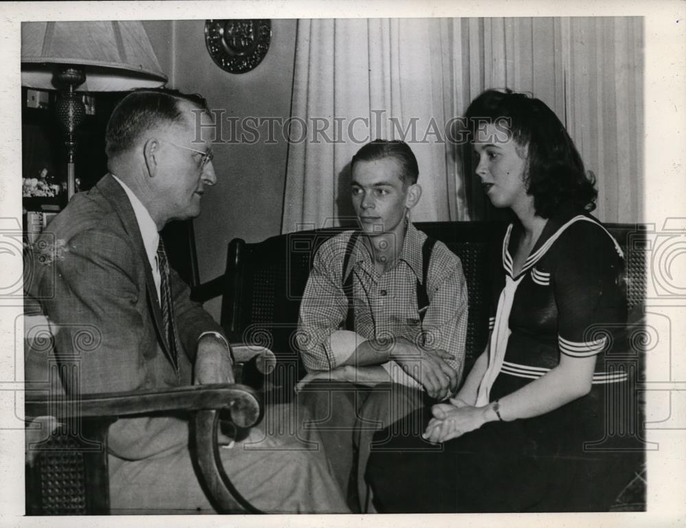 1945 Press Photo David Oyler counsels Eugene Thomsen &amp; Irene King - nee94445 - Historic Images