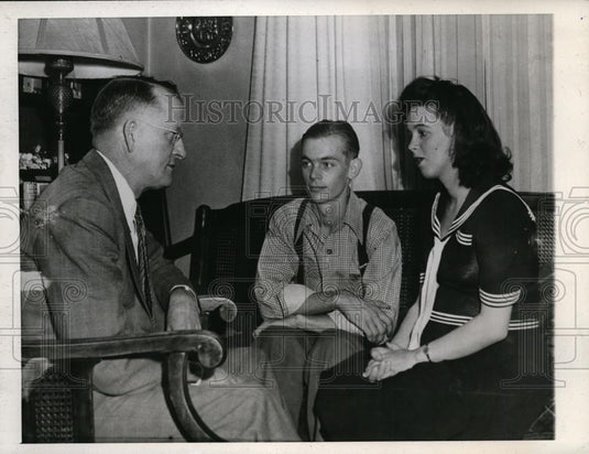 1945 Press Photo David Oyler counsels Eugene Thomsen & Irene King - nee94445 - Historic Images