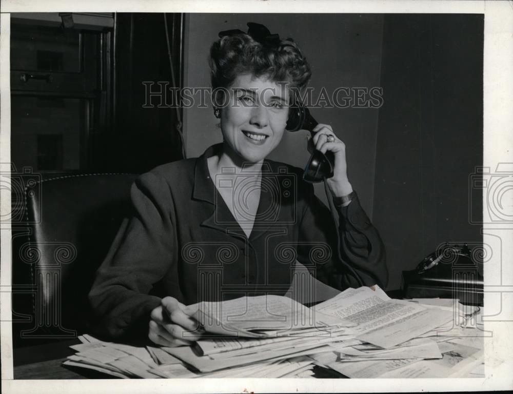 1943 Press Photo Rep. Clare Boothe Luce At Her Desk In The House Office Building - Historic Images