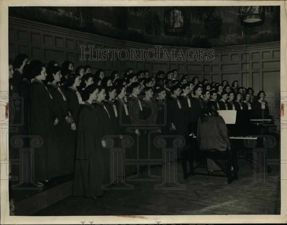 1940 Press Photo Conductor Frederic Lake directs Collinwood High School Choir - Historic Images