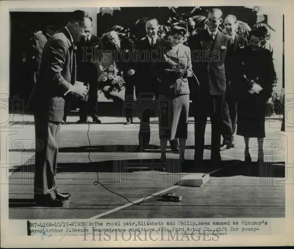 1951 Press Photo Royal couple Elizabeth &amp; Philip watch Windsors Mayor Reaume - Historic Images