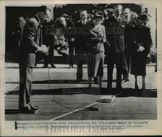 1951 Press Photo Royal couple Elizabeth & Philip watch Windsors Mayor Reaume - Historic Images