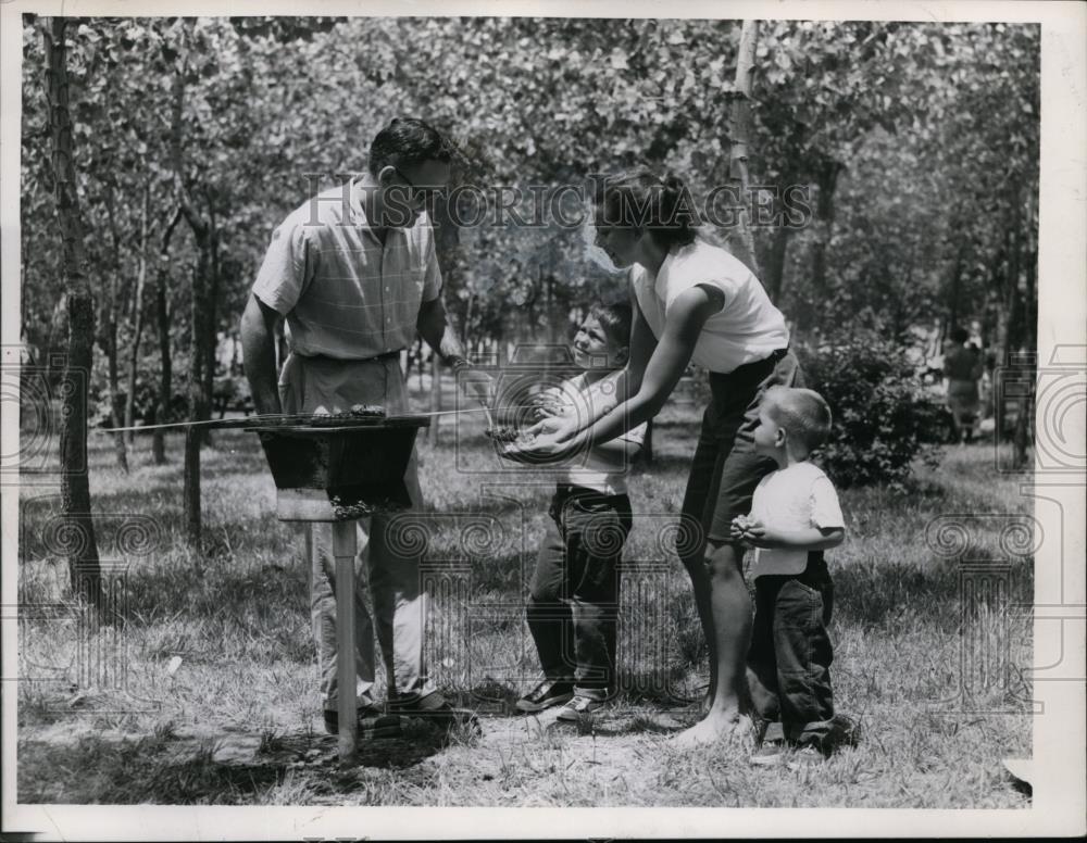 1956 Press Photo Keyes Family Cooking Out In Headlands State Park - nef00611 - Historic Images