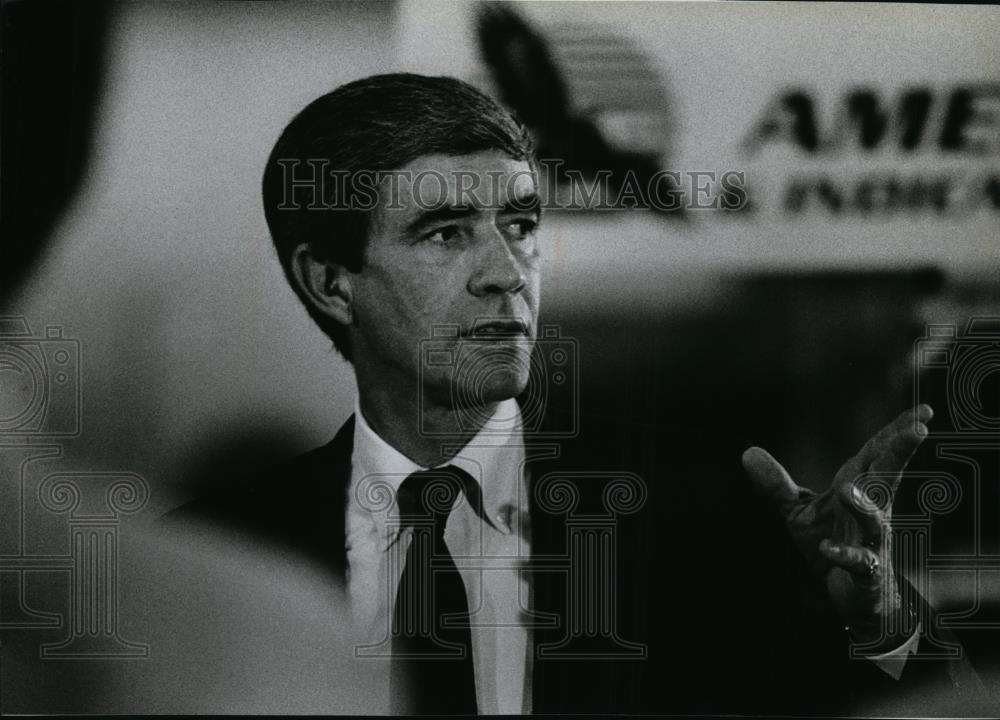 1990 Press Photo American Sign President Don Griffin talks about traffic signs - Historic Images