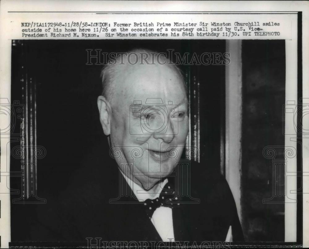 1958 Press Photo British Prime Minister Winston Churchill outside his home - Historic Images