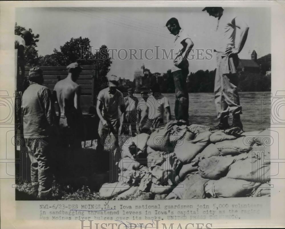 1954 Press Photo National Guardsmen And Voluteers Sandbag A Levee In Des Moines - Historic Images