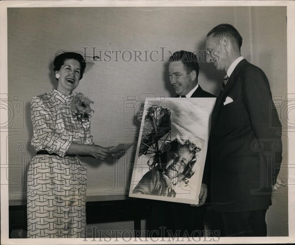 1955 Press Photo Sarah Martin looks on towards her winning photo and $1000 check - Historic Images