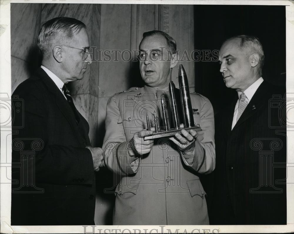 1944 Press Photo Senator Harry Truman examine an exhibit of Projectiles - Historic Images