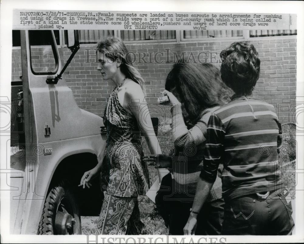 1971 Press Photo Female suspects loaded on to buses en route to arraignment - Historic Images