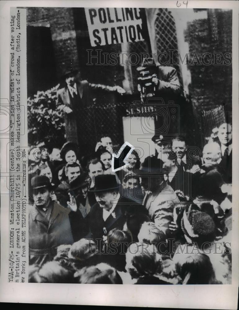 1951 Press Photo Winston Churchill makes V sign after Britain General Election - Historic Images