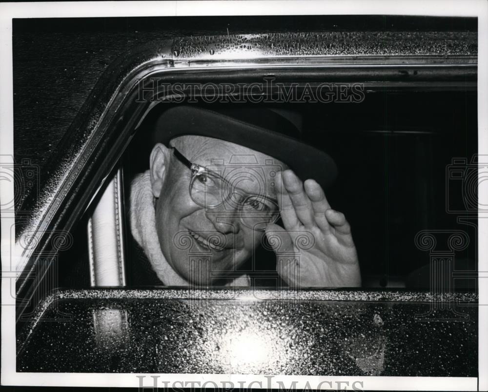 1965 Press Photo Former President Dwight Eisenhower flashes V for Victory sign - Historic Images