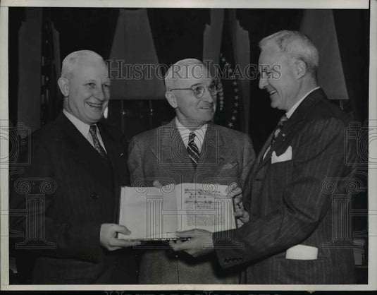 1947 Press Photo President Truman, Gen. Donald Adams, and Brig. Gen. Evans - Historic Images