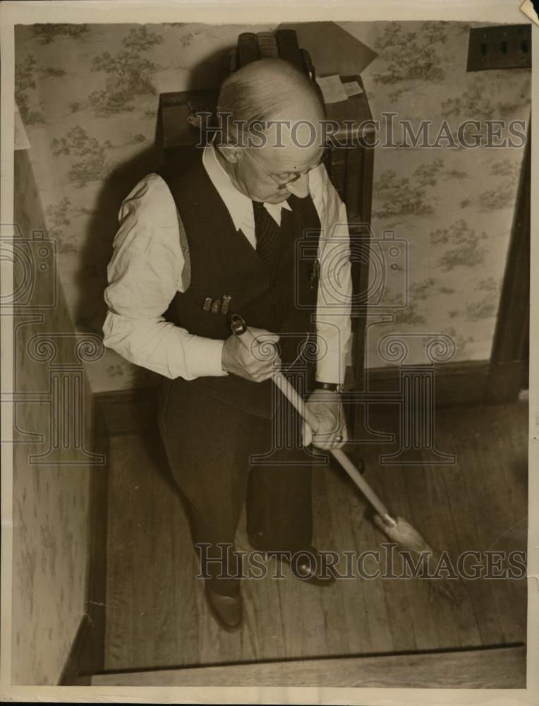 1939 Press Photo George Jackson broom at Leverett House Dormitory at Harvard - Historic Images