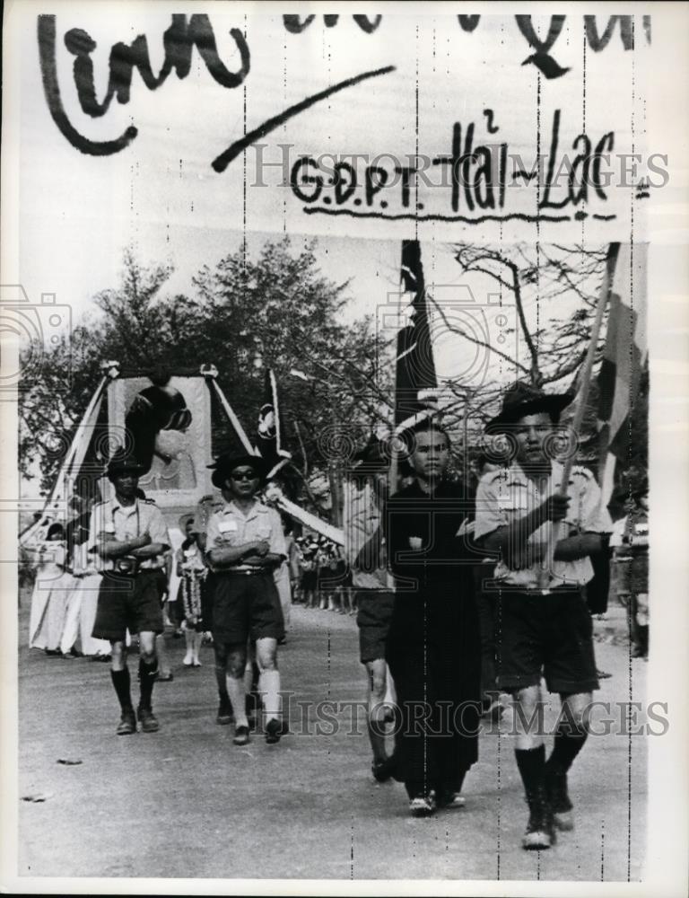 1966 Press Photo Buddhist boy scouts and a monk march in demonstration - Historic Images