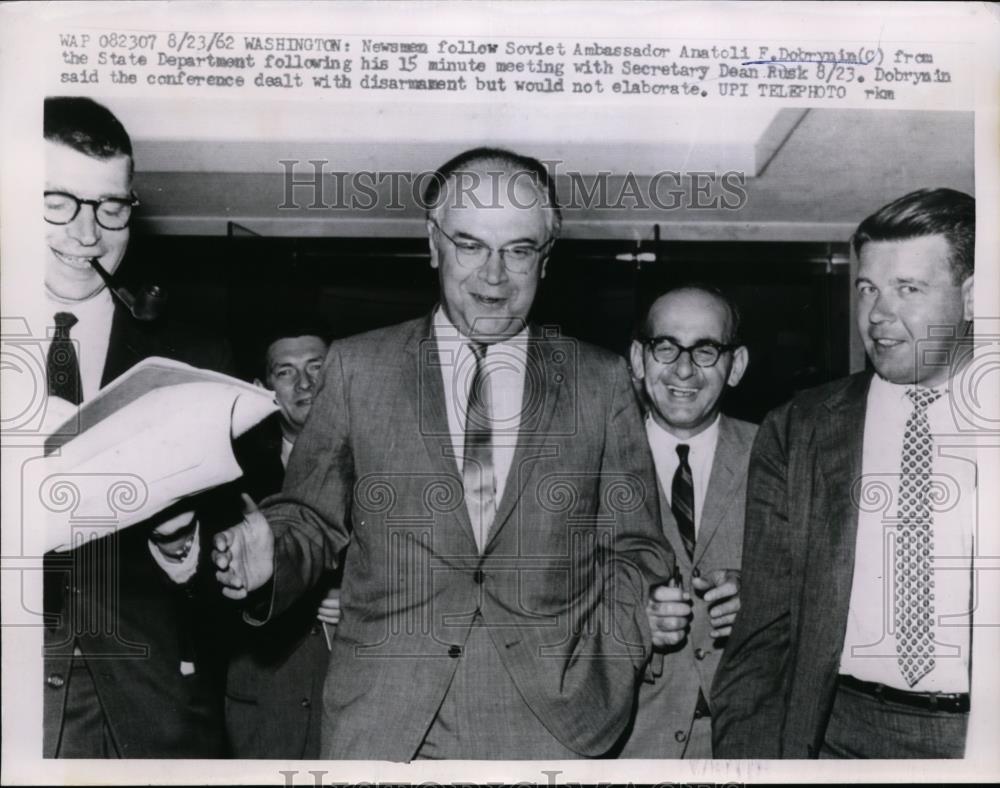 1962 Press Photo Newsmen follow Soviet Ambassador Anatoli Dobrynin - nef00296 - Historic Images