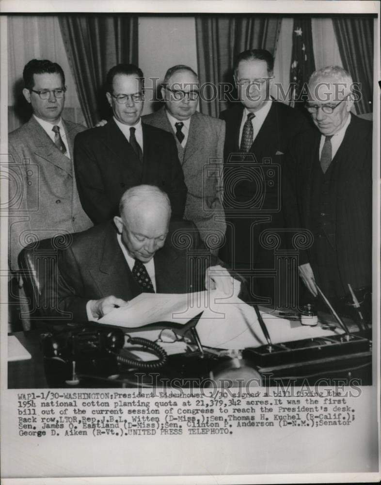 1954 Press Photo President Eisenhower signs bill fixing national cotton quota - Historic Images