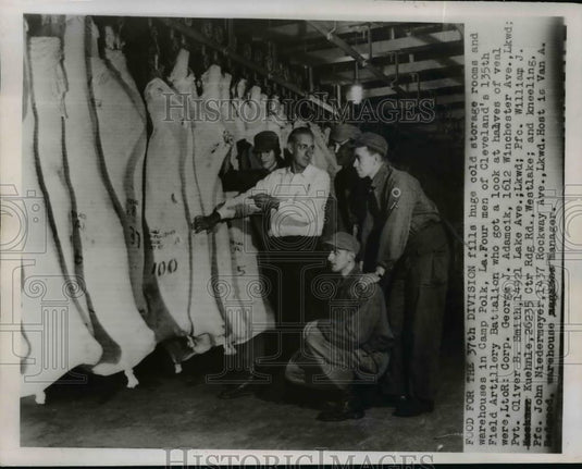 1952 Press Photo Members of Clevelands 135th Field Artillery Battalion get food - Historic Images