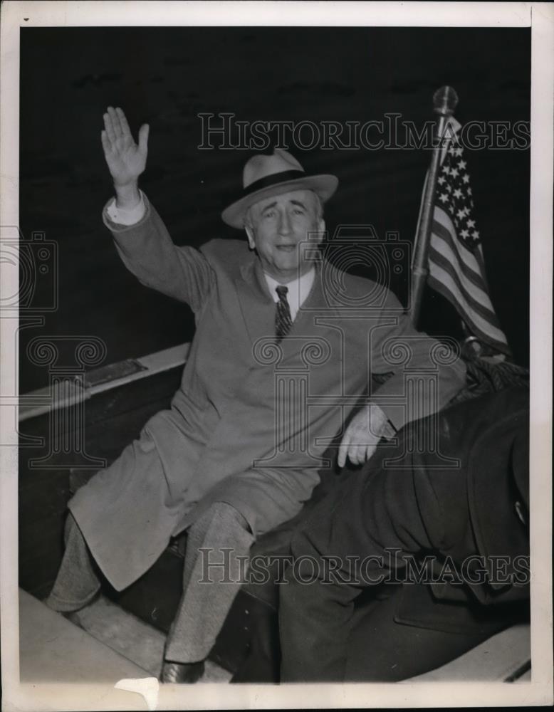 1945 Press Photo Secretary of State James Byrnes waves from Coast Guard launch - Historic Images