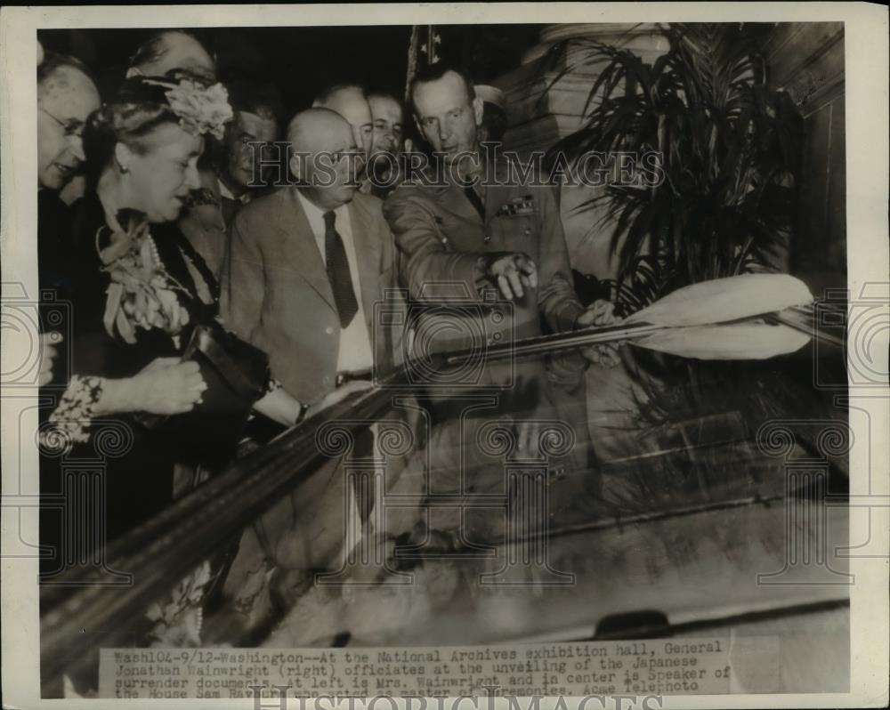 1945 Press Photo General Johnathan Wainwright at National Archives Exhibition - Historic Images