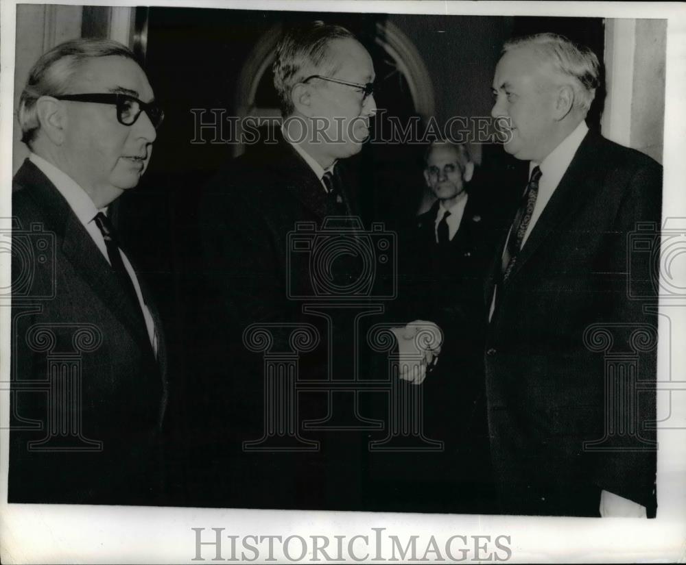 1968 Press Photo British Prime Minister Harold Wilson greets U Thant - nef01708 - Historic Images