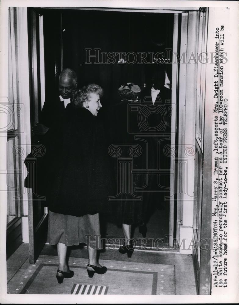 1952 Press Photo Mrs.Harry S.Truman on tour of 100 room mansion - nee94256 - Historic Images