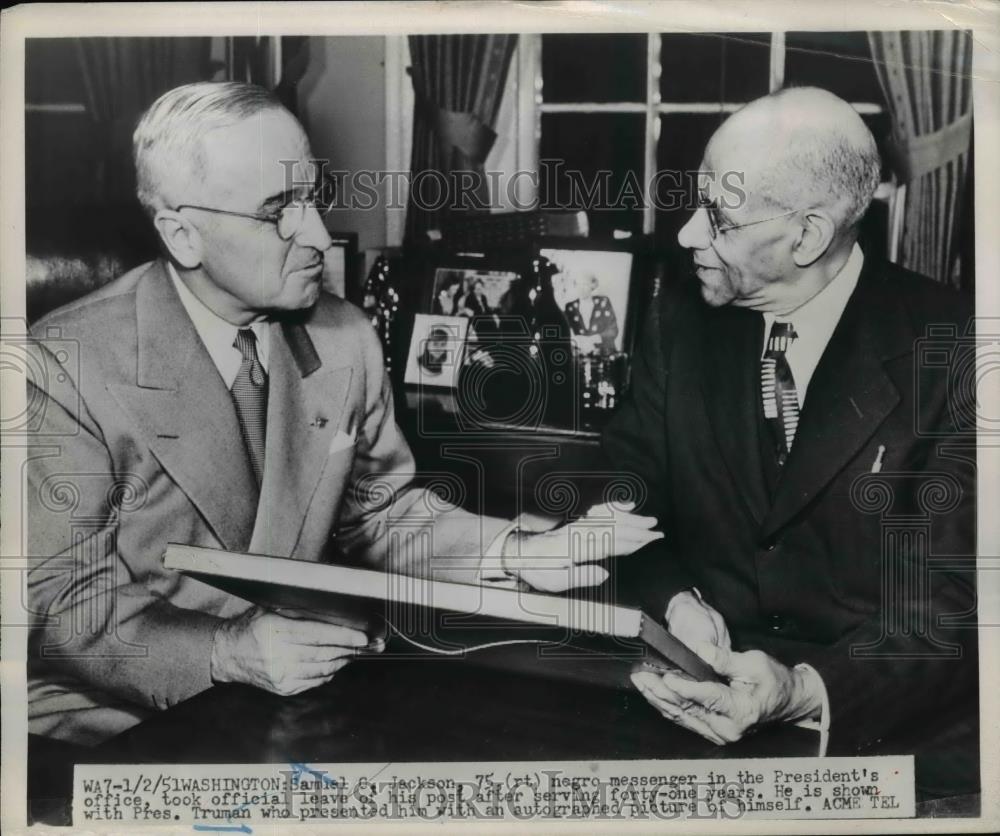 1951 Press Photo Samuel Jackson With President Truman At The White House - Historic Images