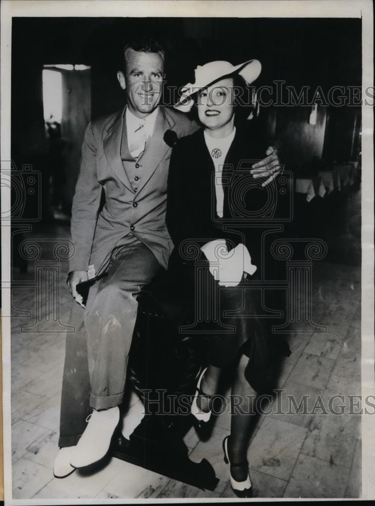 1935 Press Photo Leon Kingsley And His Bride On Their Arrival In Chicago - Historic Images