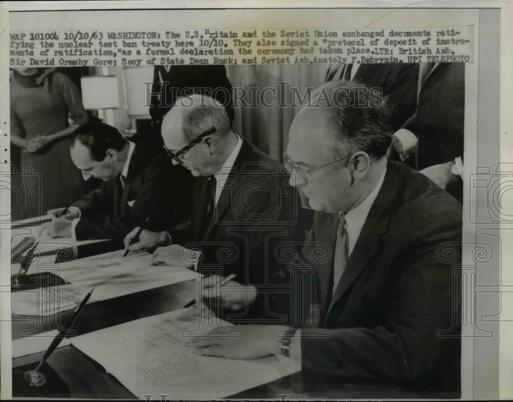 1963 Press Photo U.S., Britain, And Soviet Officials Sign Nuclear Treaty - Historic Images