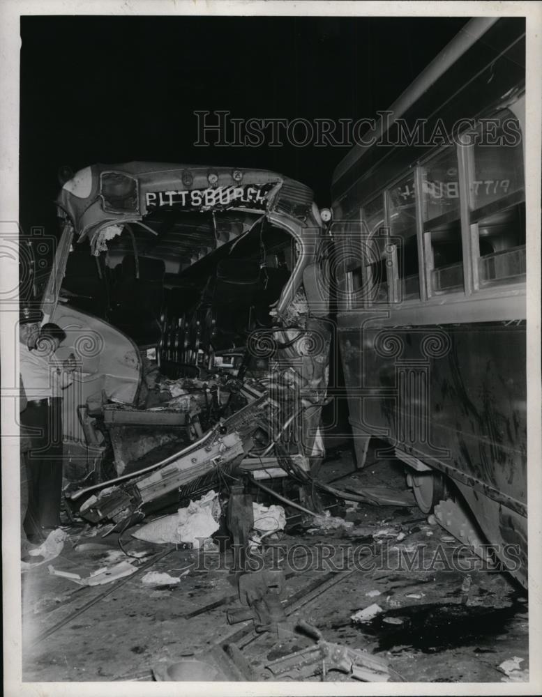 1943 Press Photo Greyhound bus wreck - nef00909 - Historic Images