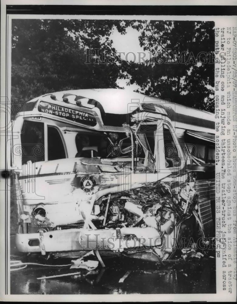 1957 Press Photo Atlantic City Bus to Philadelphia crashed at a Trailer Truck - Historic Images