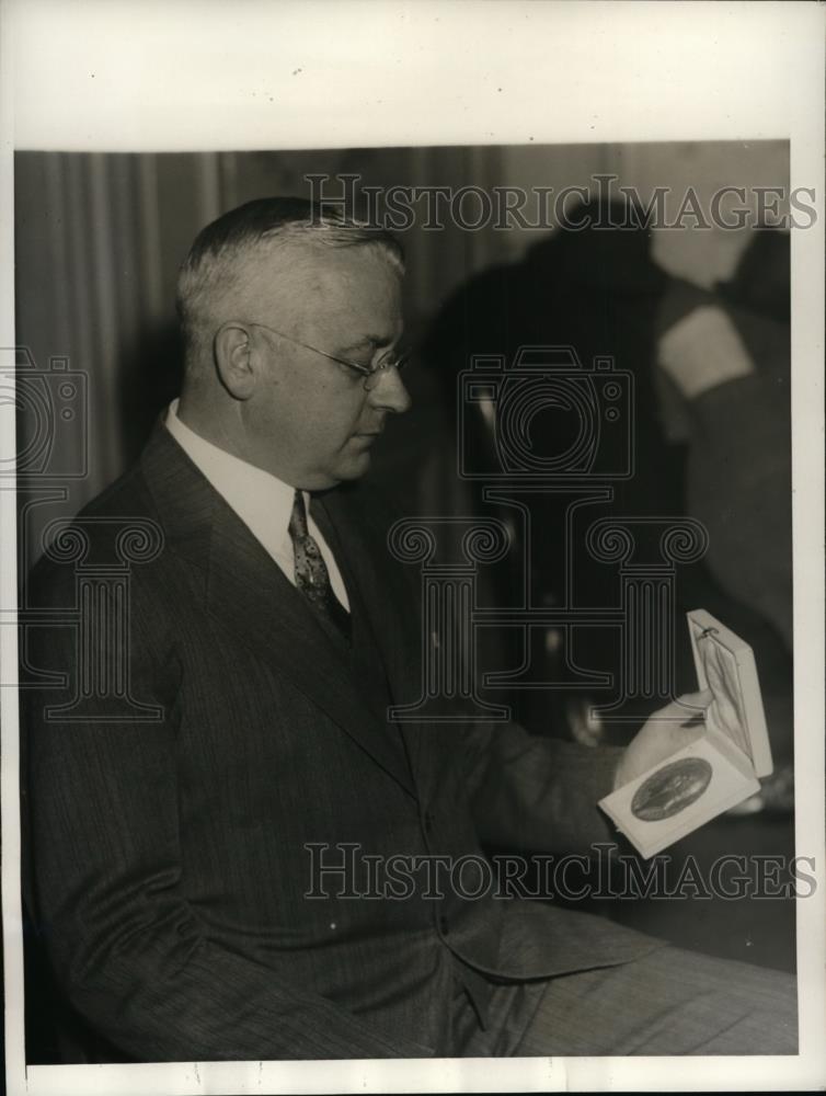 1933 Press Photo Dr Wilbur Thomas receives plaque for creating better relations - Historic Images