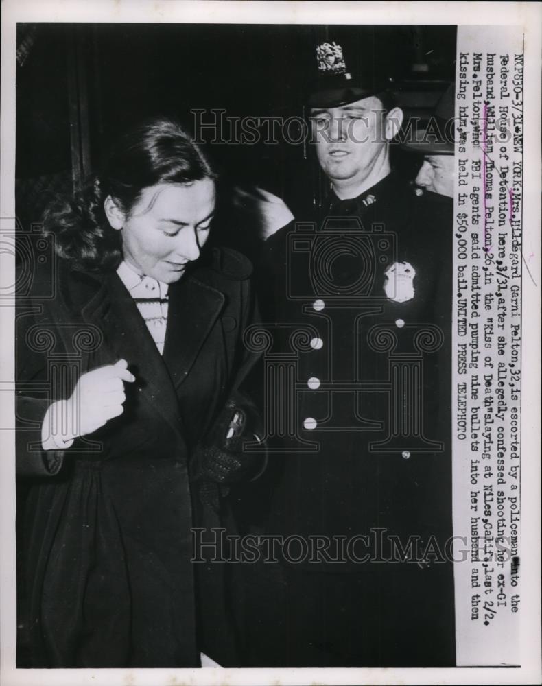 1953 Press Photo Hildegard Garni Pelton escorted to jail after confessing - Historic Images