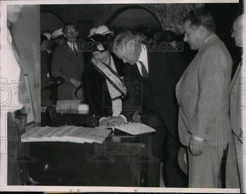 1933 Press Photo Pres.Herbert Hoover signs register on California Exhibit - Historic Images
