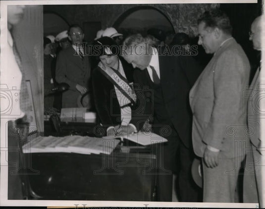 1933 Press Photo Pres.Herbert Hoover signs register on California Exhibit - Historic Images