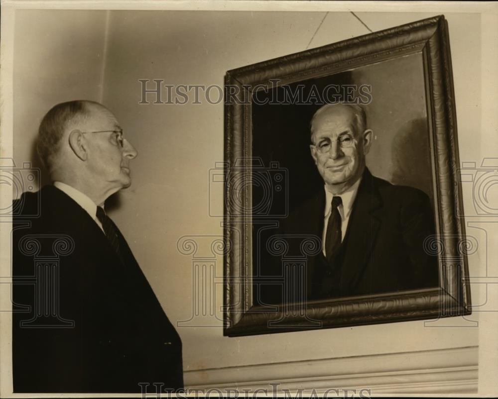 1939 Press Photo George Jackson Looks at The Oil Painting Of Himself - nee93712 - Historic Images