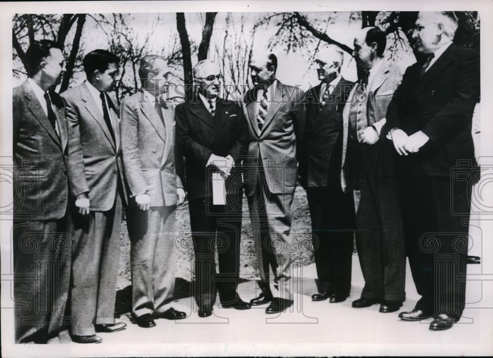 1952 Press Photo Pres.Harry Truman holds flood damage conference with Governors - Historic Images