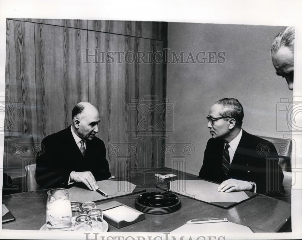 1969 Press Photo U.N. Sec.Gen. U.Thant with Mahmoud Fawsi of Egypt - nee96675 - Historic Images
