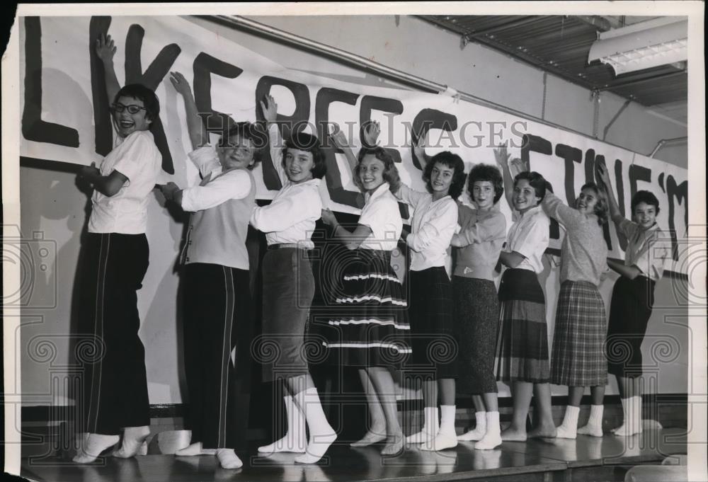 1959 Press Photo Students put huge sign on display - nee94091 - Historic Images