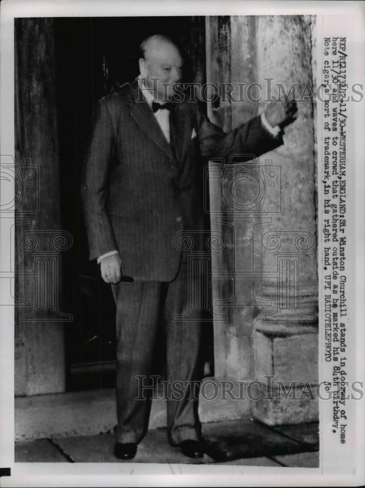 1958 Press Photo Sir Winston Churchill Waves To Crowd On His 84th Birthday - Historic Images