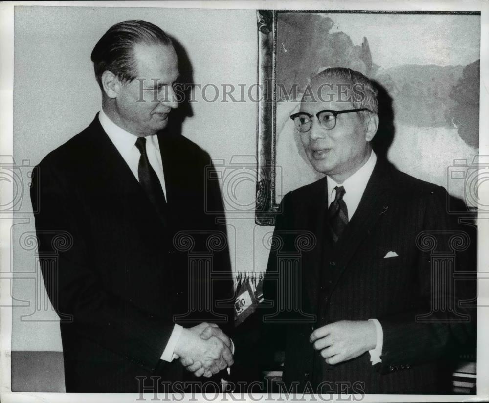 1971 Press Photo UN Middle East Peace Envoy Gunnar Jarring greeted by U Thant - Historic Images